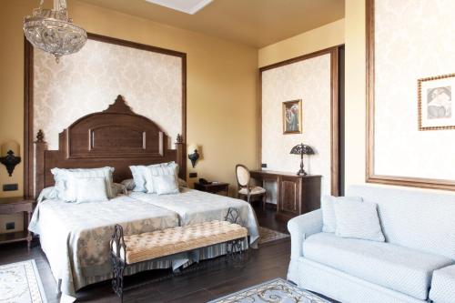 萨洛PortAventura Lucy's Mansion - Includes PortAventura Park & Ferrari Land Tickets的一间卧室配有一张大床和一把椅子