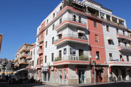克罗托内特拉兹住宿加早餐旅馆的一条高大的白色和红色建筑,位于城市街道上