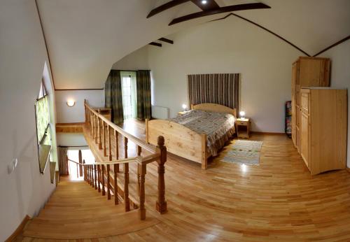 特鲁斯卡韦茨Villa Roksolana的一间卧室配有一张床,房间设有楼梯
