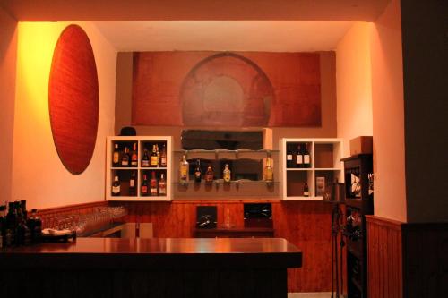 格拉纳达省阿拉马Pensión San José的厨房配有台面和冰箱