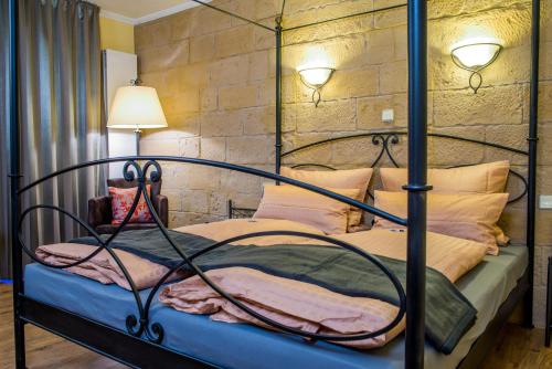 巴特柯尼希祖尔博斯特兰德酒店的一间卧室配有一张带金属框架的床