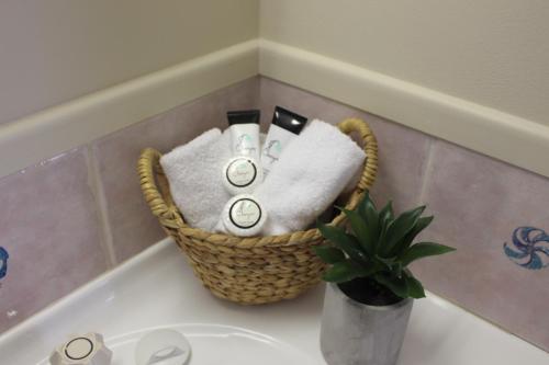 麦凯马克吉汽车旅馆的浴缸上的一篮毛巾和毛巾