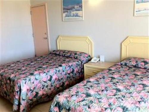 塔穆宁图蒙海湾船长酒店的一间酒店客房,房间内设有两张床