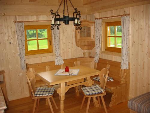 伊布斯河畔格施特灵Feriendorf Lassing的一间带木桌和椅子的用餐室