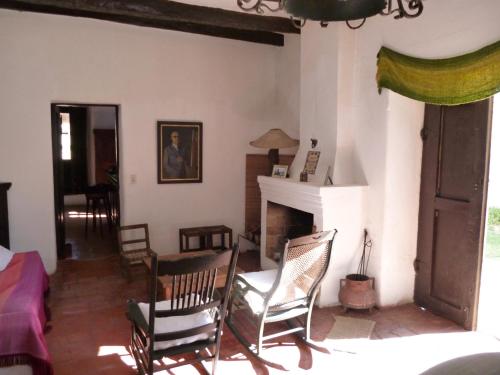 塔菲德尔瓦勒埃斯坦西亚拉斯塔卡纳斯乡村民宿的客厅设有摇椅和壁炉