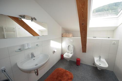 维皮泰诺Appartements Margit的白色的浴室设有水槽和卫生间。