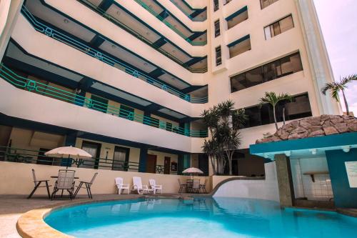 萨利纳斯蓝湾酒店的一座带游泳池和大楼的酒店