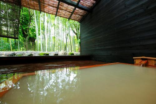 箱根山景酒店内部或周边的泳池