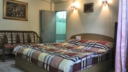 华欣天同旅馆的一间卧室设有一张床和一个窗口