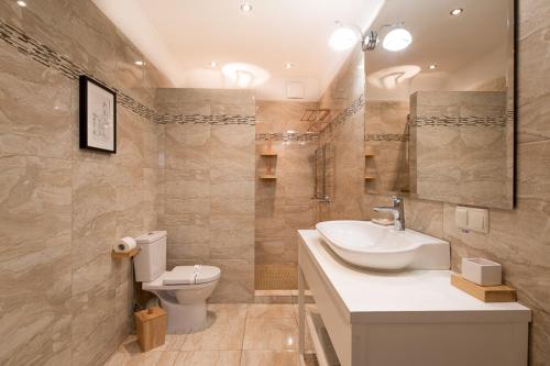 米尔哥罗德奥特酒店的一间带水槽和卫生间的浴室
