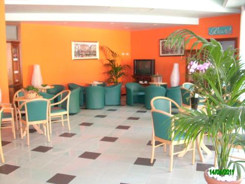 利多迪耶索罗科罗拉多酒店的一间拥有绿色和橙色墙壁和椅子的等候室
