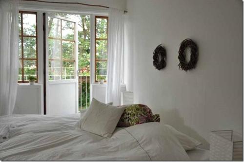 奥胡斯B&B Åvägen的白色的卧室设有床和窗户