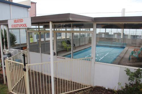 伯尔尼伯尼海景房车公园汽车旅馆的一座建筑,里面有一个游泳池,上面有标志