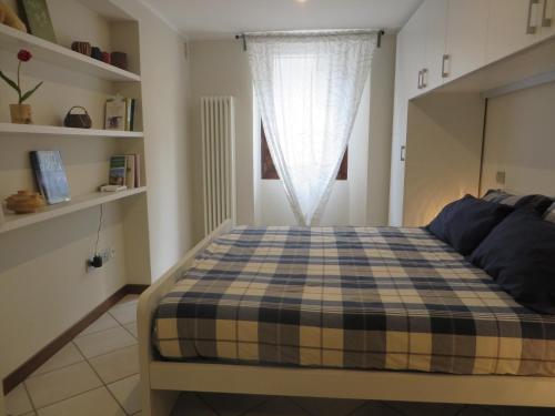 奥斯塔Alloggio turistico Maison S Anselme VDA Aosta CIR 0015的一间卧室配有一张带窗户的可调节床