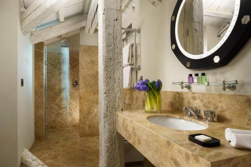 威尼斯Hotel L'Orologio - WTB Hotels的一间带水槽和镜子的浴室