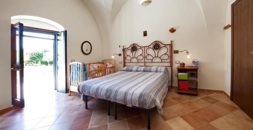乌真托Villa Teresa by BarbarHouse的一间卧室配有一张带木制床头板的床