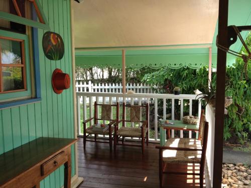 格罗斯岛意大利宾馆的客房设有带桌椅的门廊。