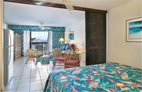 East End蓝宝石海滩度假酒店的一间卧室设有一张床和一间用餐室