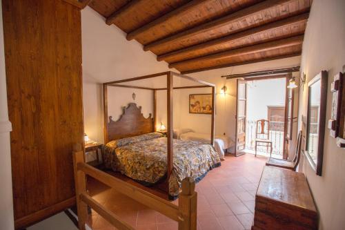 切法卢Bilocale Mandralisca的一间卧室配有一张带天蓬的床