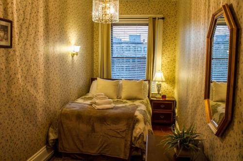 布鲁克林灯塔旅馆1087的一间卧室配有带毛巾的床