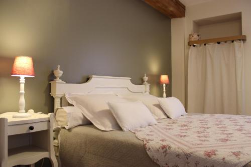 Chavagnes老面包店酒店的卧室配有白色大床和白色枕头