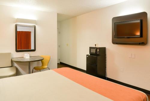 莫米托莱多6号汽车旅馆的酒店客房设有一张床和墙上的电视