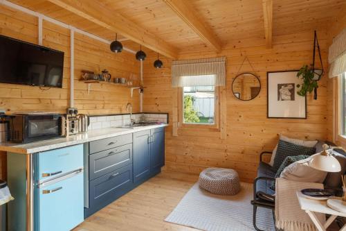 Scandi-Style Cabin in Bideford, Private Parking