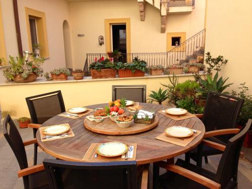 马尔萨拉卡瑟圣马特奥住宿加早餐酒店的一张木桌,上面放着一碗水果
