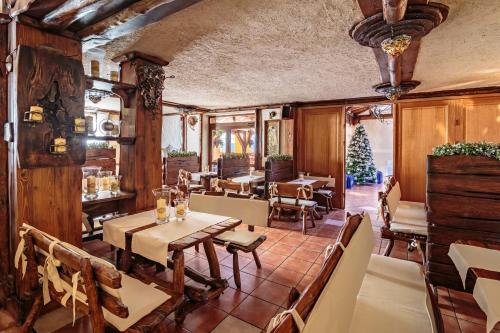 Wolbrom卡兹玛克里多卡酒店的一间餐厅,配有桌椅和圣诞树