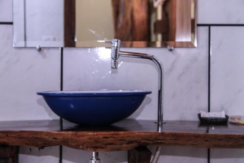 FronteiraPousada do Vovô的浴室水槽设有水龙头和蓝色碗