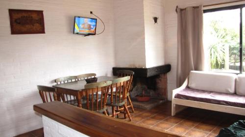 皮里亚波利斯卡萨7塞罗斯度假屋的客厅配有桌椅和电视。