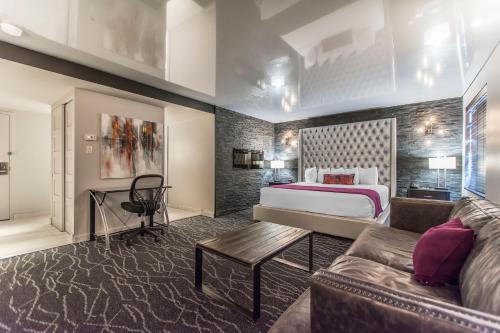 鲁安鲁安诺兰达品质酒店的酒店客房,配有床和沙发