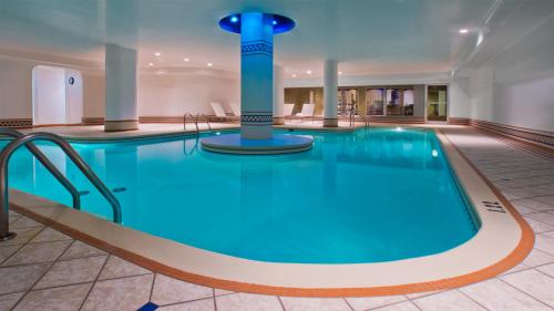 魁北克市维多利亚庄园酒店的一个带游泳池的酒店客房内的大型游泳池