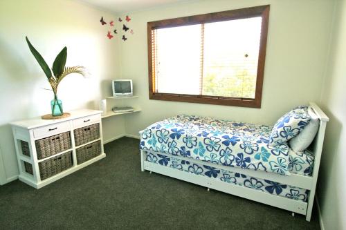 彭特派因Auwas Island Holiday Home的一间卧室设有一张床和一个窗口