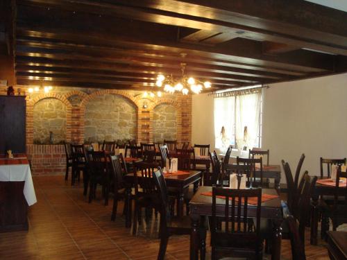 锡盖图马尔马切伊伊乌卡之家旅馆的一间设有木桌和椅子的餐厅