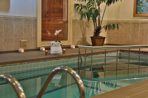 伊斯坦布尔希拉流姆大酒店的游泳池旁设有2张桌子,旁边是游泳池