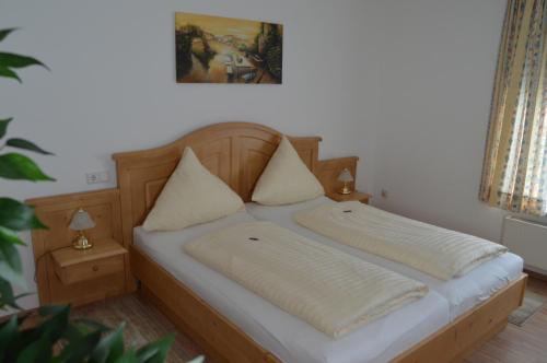 伦讷施塔特雷美尔豪斯酒店的一张床上有两个枕头的房间