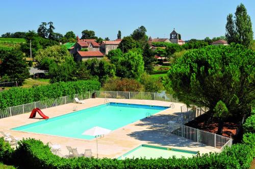 SingleyracVTF Le Domaine du Peyrichoux的享有庭院游泳池的顶部景色