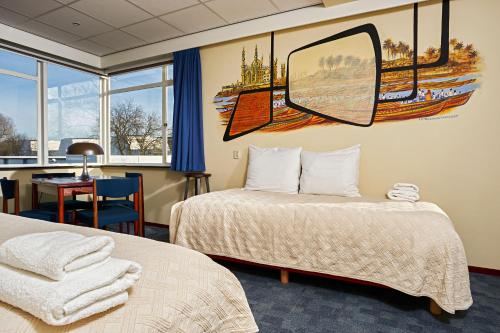 阿姆斯特丹家园酒店的酒店客房设有两张床和一面墙上的镜子