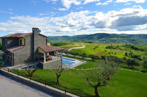 ŠćulciLuxury Villa Maslina with private pool & jacuzzi的享有带游泳池的外部景致