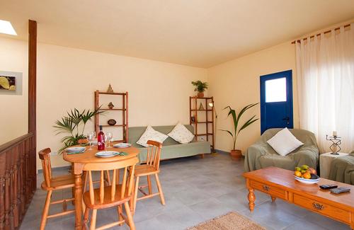塞博河畔卡莱塔Casa del Rio的客厅配有桌子和沙发