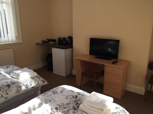 HordenHardwick Hotel的客房设有两张床和一张书桌及一台电视。