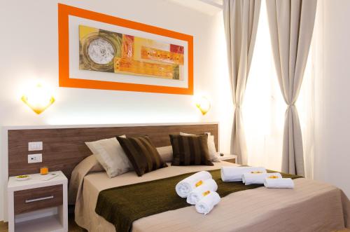罗马罗马杰梅迪旅馆的一间卧室配有带毛巾的床