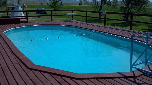 InteriorBadlands Hotel & Campground的木制甲板上的大型蓝色游泳池