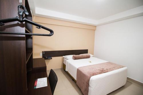 波多韦柳纳迪沃酒店的酒店客房,配有床和麦克风