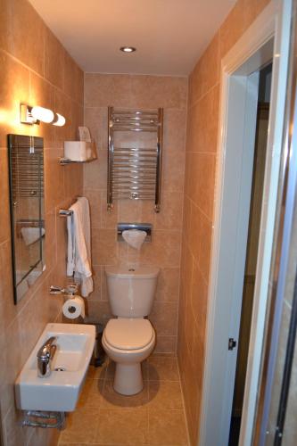 哈罗盖特Geminian的一间带卫生间和水槽的浴室
