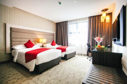 吉隆坡吉隆坡翠绿山酒店的酒店客房设有两张床和电视。