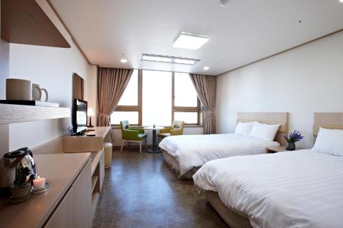 首尔你好首尔青年旅舍的酒店客房配有两张床和一张书桌