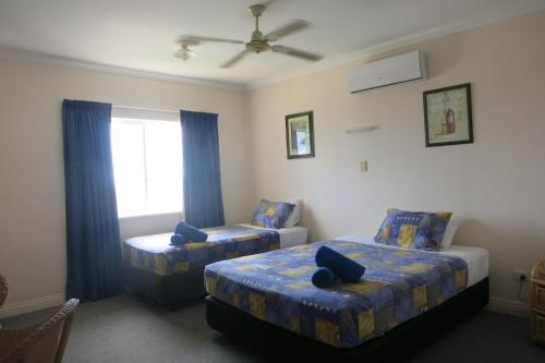 飞鱼湾VQ3山林小屋的一间卧室设有两张床和窗户。