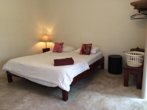 查龙费恩之屋休闲酒店的一间卧室配有带白色床单和枕头的床。